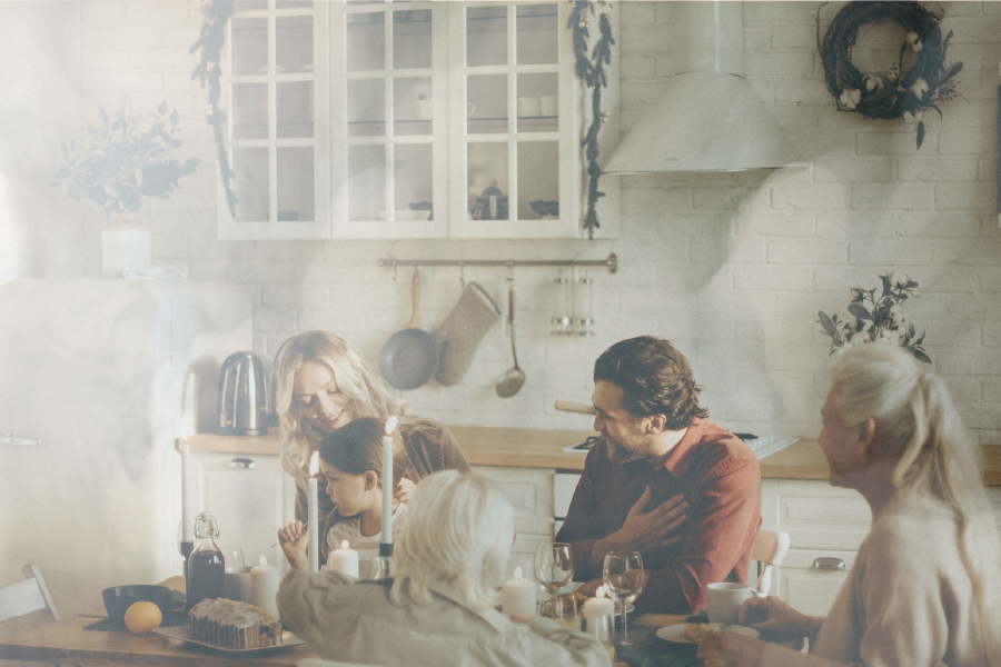 Imagen de una familia en un su hogar, donde la calidad del aire es muy importante