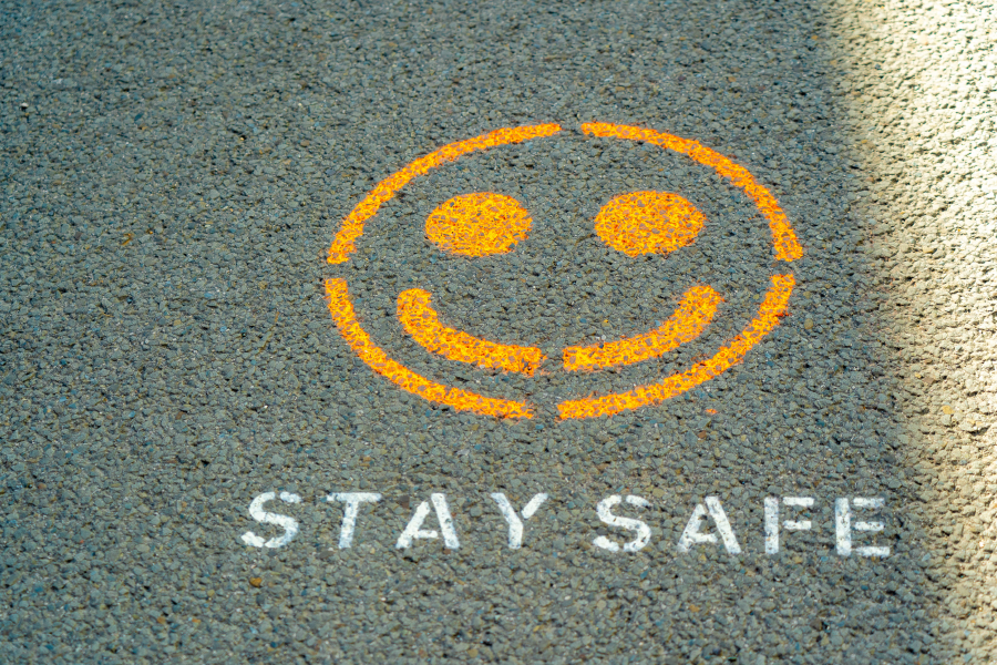 Stay safe marcado en el suelo de una calle.